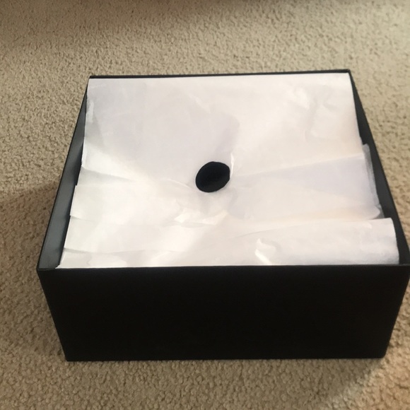 🌸NEW🌸 Chanel large gift box with tissue paper & shredded paper - Picture 12 of 15